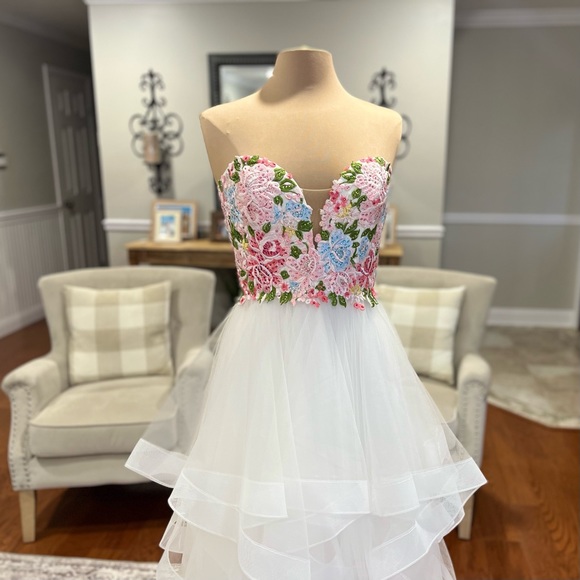 Gorgeous Camille La Vie ball gown dress perfect for prom, sweet 16th and formal - Picture 5 of 11